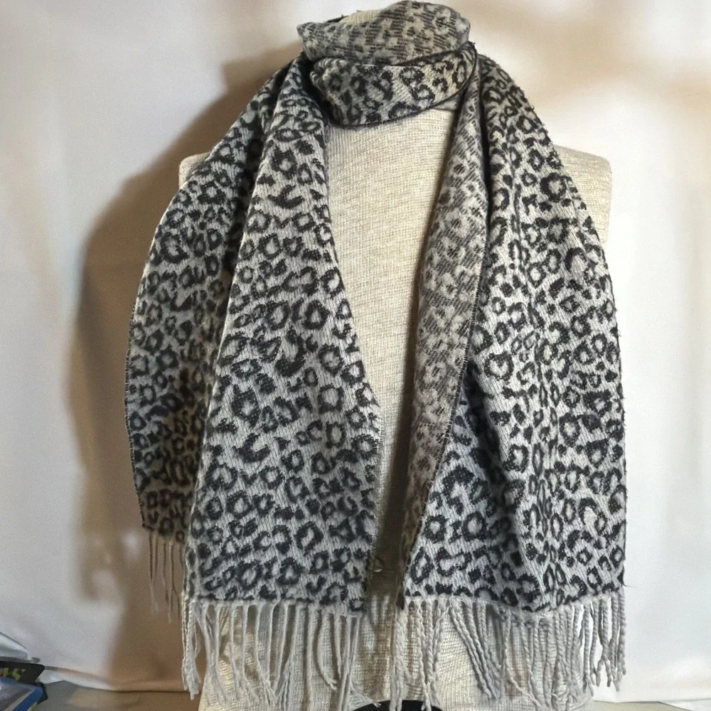 Vintage Women's Rikka Black Gray Leopard Print Scarf with Fringe 72